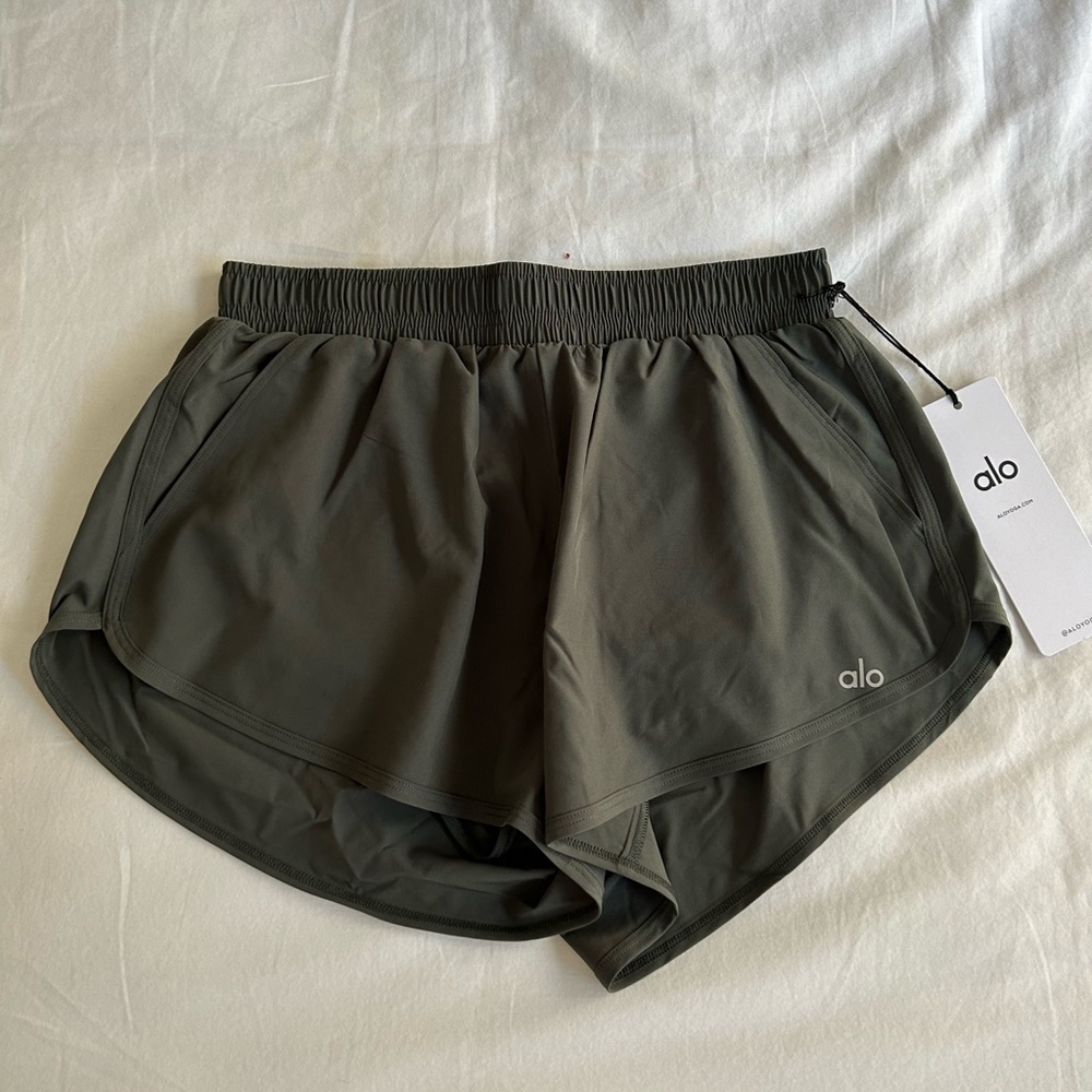 NWT Alo Dolphin Hem Ivy League shorts